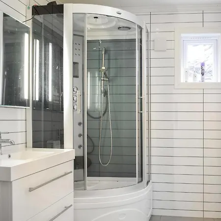 4 Bedroom Gorgeous In Auklandshamn * Vestvik
