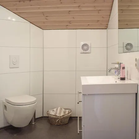 4 Bedroom Gorgeous In Auklandshamn Nyaraló