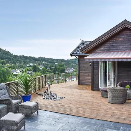 4 Bedroom Gorgeous In Auklandshamn Vestvik