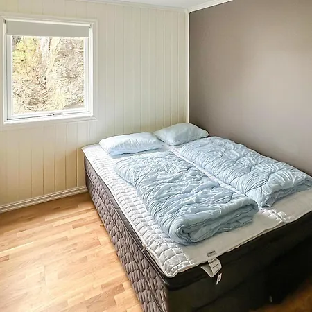 4 Bedroom Gorgeous In Auklandshamn Vestvik