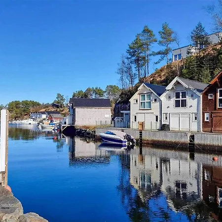 4 Bedroom Gorgeous In Auklandshamn Nyaraló Vestvik