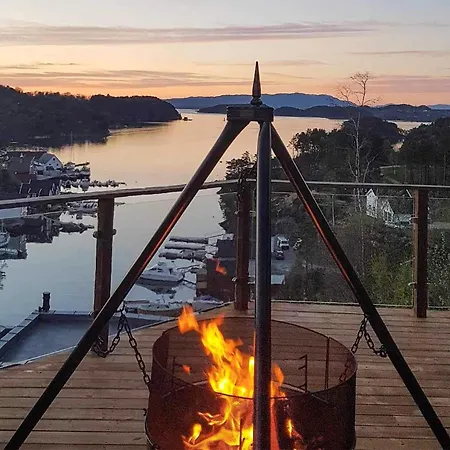 4 Bedroom Gorgeous In Auklandshamn Nyaraló