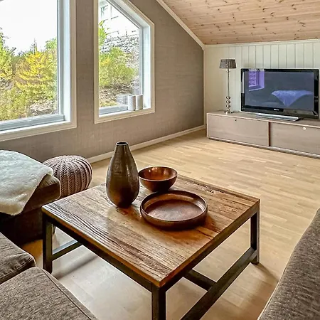 4 Bedroom Gorgeous In Auklandshamn Nyaraló *